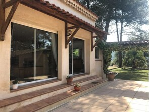 Exterior detail - In a quiet, hilly setting, bright residence under the pine trees! (La Bouilladisse)