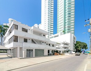 Exterior - Lovely 2- Bedroom rental unit with Free parking on premises! (Cartagena de Indias)