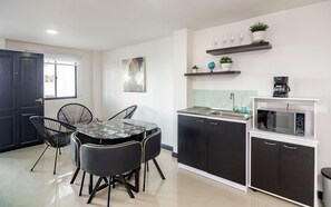 Fridge, coffee/tea maker, dining tables - Lovely 2- Bedroom rental unit with Free parking on premises! (Cartagena de Indias)