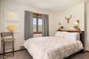 3 bedrooms, desk, travel crib, free WiFi