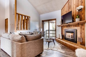 Smart TV, chimenea y oficina