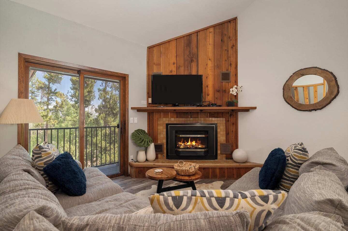 Smart TV, chimenea y oficina 