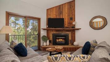 Smart TV, chimenea y oficina