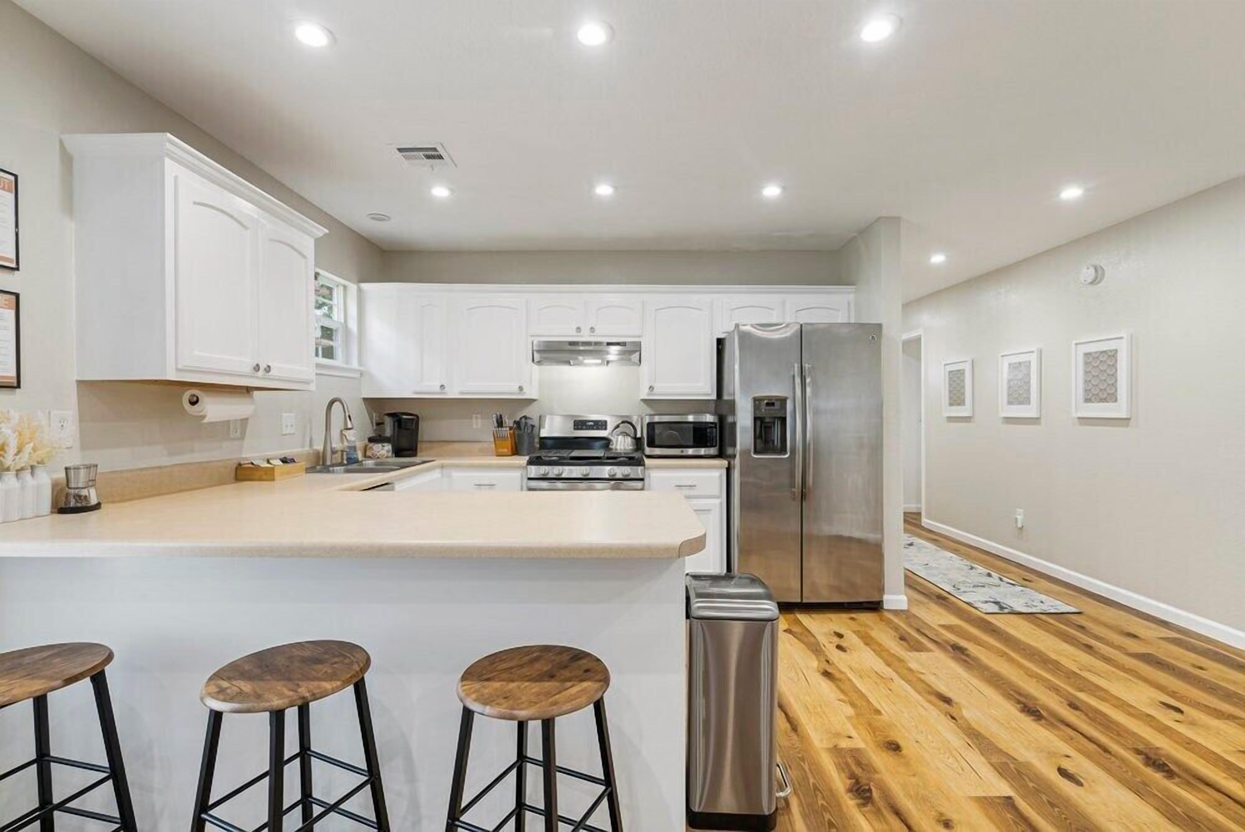 Refrigerador, microondas, horno y parrilla de estufa 