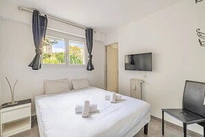 2 Schlafzimmer, Schreibtisch, Bügeleisen/Bügelbrett, Reisekinderbett