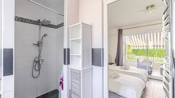 2 habitaciones, escritorio y tabla de planchar con plancha