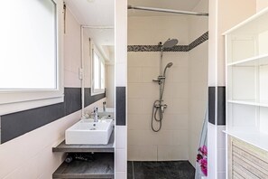 Douche, serviettes fournies, savon, papier toilette