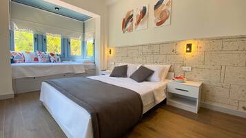 Minibar, caja de seguridad en la habitación, wifi gratis y ropa de cama