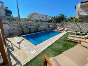 Außenpool (je nach Saison geöffnet), Sonnenschirme, Liegestühle