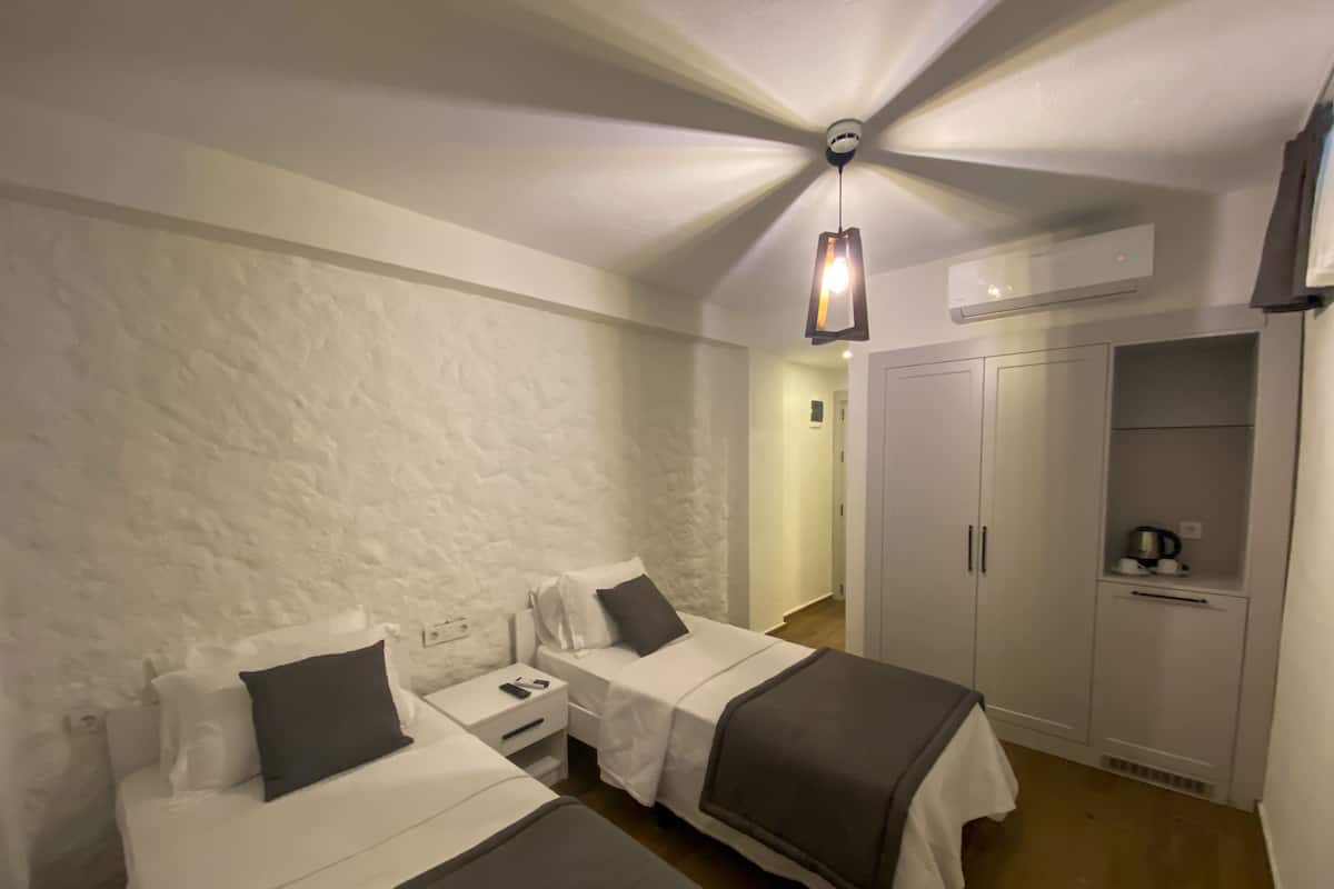 Minibar, in-room safe, free WiFi, bed sheets