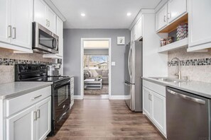 ثلاجة، ميكروويف، فرن، موقد طهي مسطح