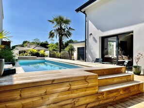 Outdoor pool, a heated pool - Californian house (Angresse)