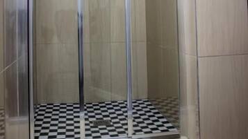 Chinelos, toalhas de banho