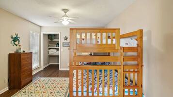 3 habitaciones, escritorio, wifi gratis y ropa de cama