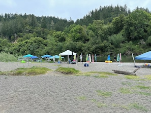 Sun-loungers, beach towels - River Haven: Hot Tub, Outdoor Lounge, Walk to Beach (Guerneville)