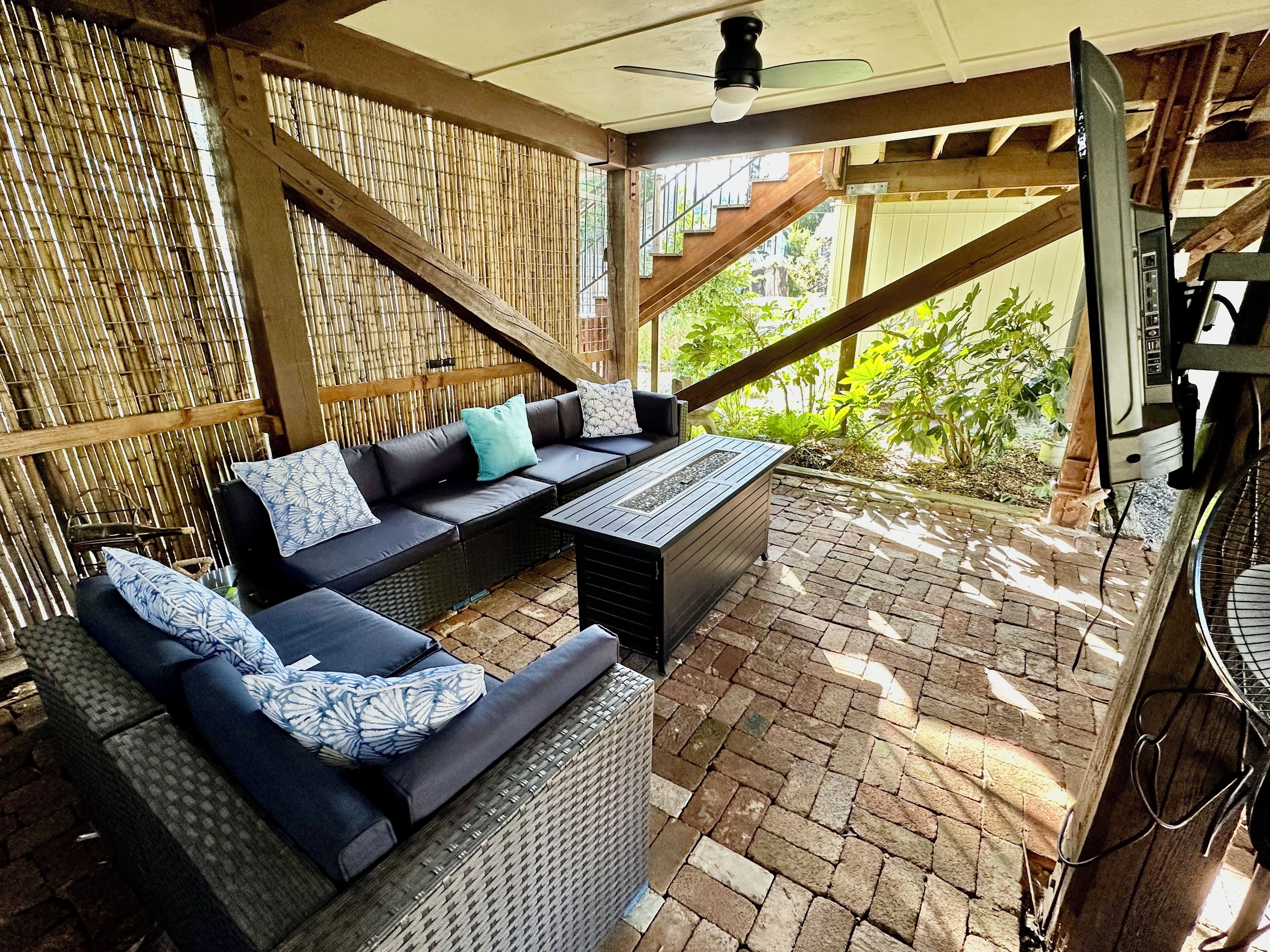 تلفزيون ذكي، مدفأة، تنس طاولة، شاشة كمبيوتر