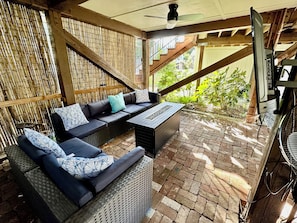 Smart TV, fireplace, ping pong, computer monitors - River Haven: Hot Tub, Outdoor Lounge, Walk to Beach (Guerneville)