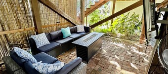 River Haven: Hot Tub, Outdoor Lounge, Walk to Beach