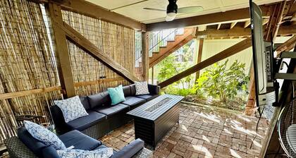 River Haven: Hot Tub, Outdoor Lounge, Walk to Beach