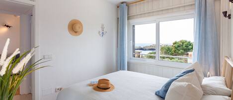 2 slaapkamers, een strijkplank/strijkijzer, gratis wifi, beddengoed