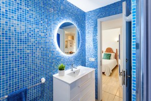 Dusche, Haartrockner, Handtücher