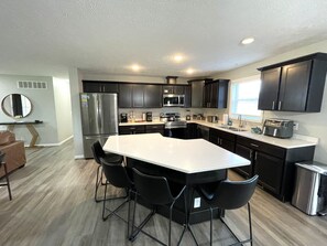 Fridge, microwave, oven, stovetop - Oakbrook Paradise @ Spring Brook Resort (Wisconsin Dells)