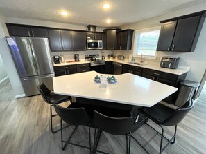 Refrigerador, microondas, horno y parrilla de estufa 