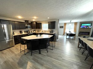 Fridge, microwave, oven, stovetop - Oakbrook Paradise @ Spring Brook Resort (Wisconsin Dells)