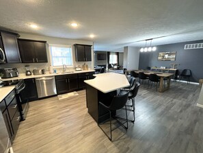 Geladeira, micro-ondas, fogão, cooktop