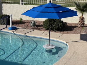 Utendørsbasseng og et oppvarmet basseng