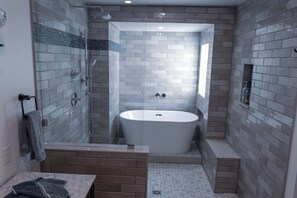 Bathtub, hair dryer, towels, soap - Resort Style Backyard on the Golf Course, EV Charger (Lake Havasu City)