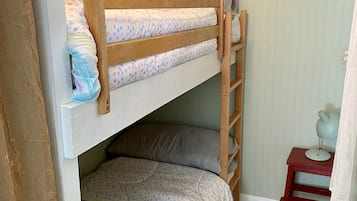 3 bedrooms, desk, free WiFi, bed sheets