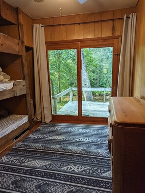 3 bedrooms, free WiFi, bed sheets - Backyard creek, screened porch (Needmore)