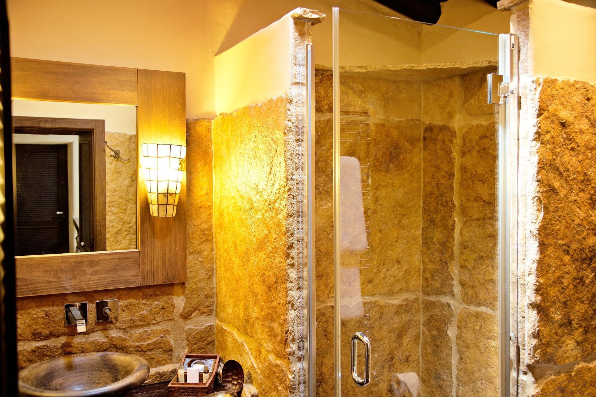 Premium Double Room | Bathroom | Shower, rainfall showerhead, free toiletries, hair dryer