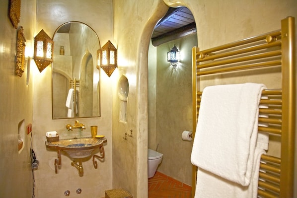 A bathroom with a sink, mirror, and towel rack. - Casa pinto (Reguengos de Monsaraz)