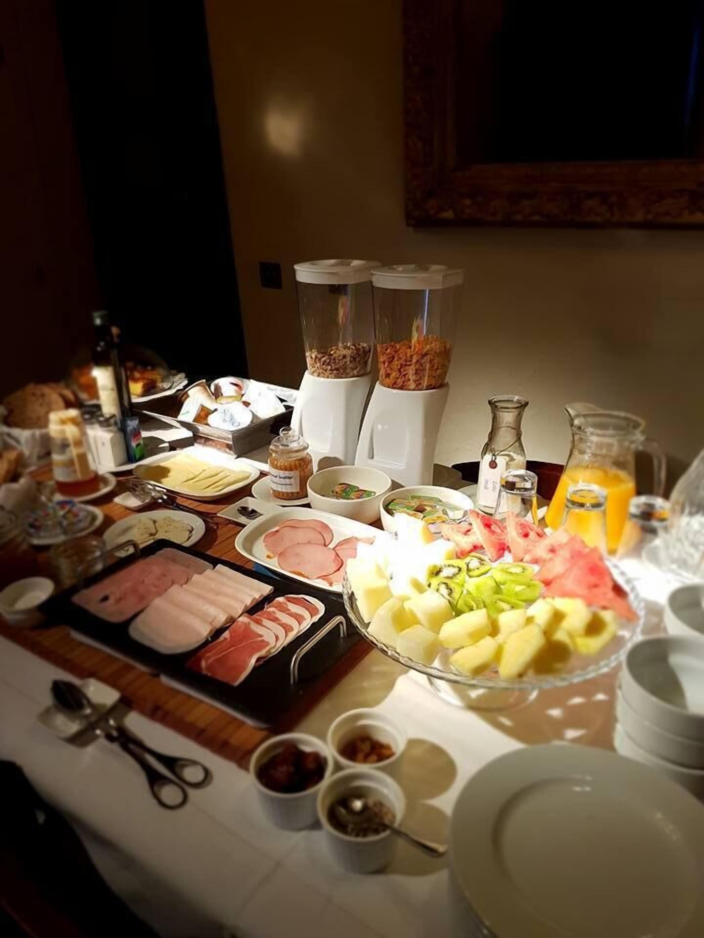 Un buffet de petit-déjeuner proposant une variété d’aliments et d’accompagnements.