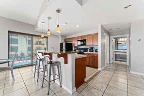 Frigorifero, microonde, forno, piano cottura