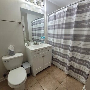 Tina con regadera, secadora de cabello, toallas, jabón 