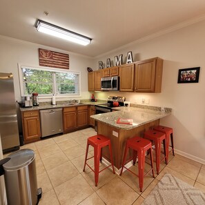 Fridge, microwave, oven, stovetop - Walk to Stadium/Strip/Downtown! 2 bd/2 bath, Off-street parking! (Tuscaloosa)