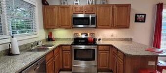 Walk to Stadium/Strip/Downtown! 2 bd/2 bath, Off-street parking!