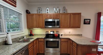 Walk to Stadium/Strip/Downtown! 2 bd/2 bath, Off-street parking!