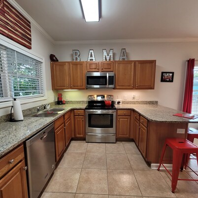 Walk to Stadium/Strip/Downtown! 2 bd/2 bath, Off-street parking!