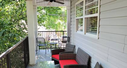 Walk to Stadium/Strip/Downtown! 2 bd/2 bath, Off-street parking!