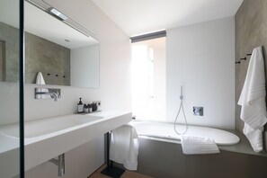 Badewanne, Haartrockner, Handtücher, Seife