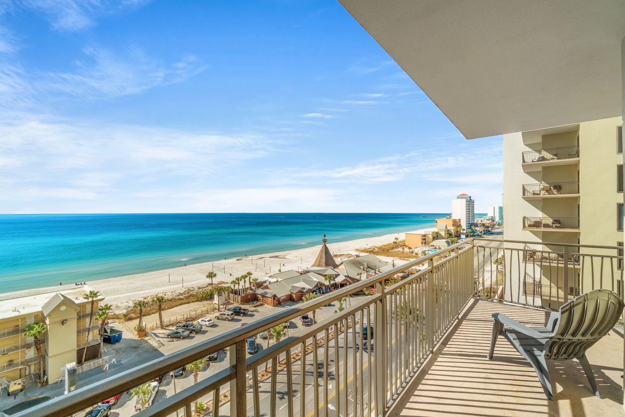 Un balcón con vista a la playa y el océano.