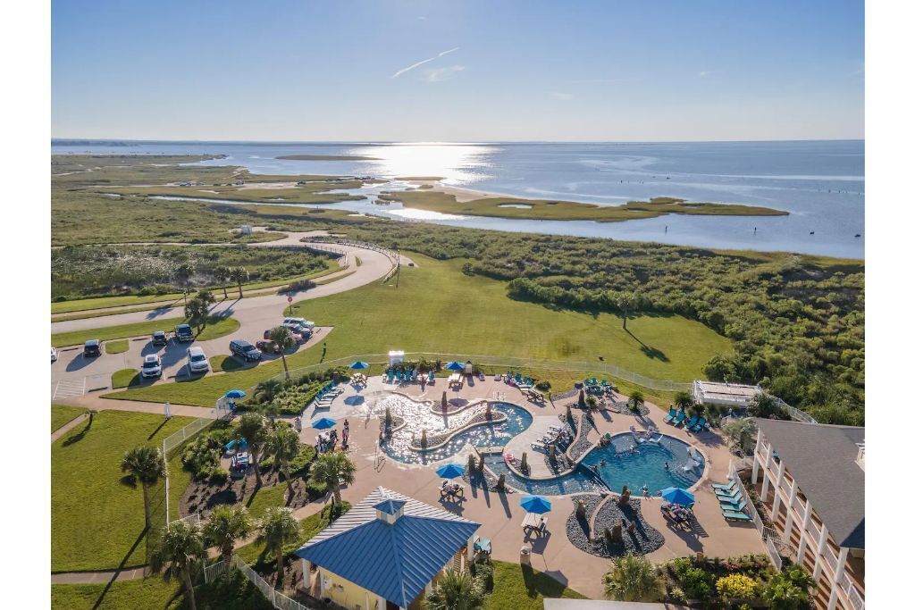Una piscina al aire libre, una piscina climatizada