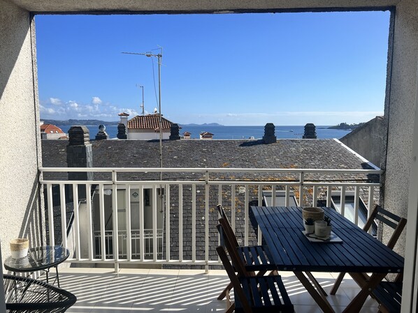 Outdoor dining - Apt Sanxenxo one minute from the beach, views with garage and elevator. 8 pax (Sanjenjo)