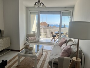 Living area - Apt Sanxenxo one minute from the beach, views with garage and elevator. 8 pax (Sanjenjo)