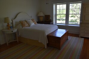 4 bedrooms, iron/ironing board, bed sheets