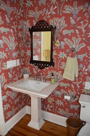 Combined shower/bathtub, hair dryer, towels, soap